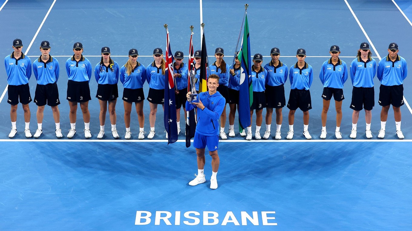 Jiří Lehečka s trofejou po víťazstve na turnaji ATP v Brisbane 2025.