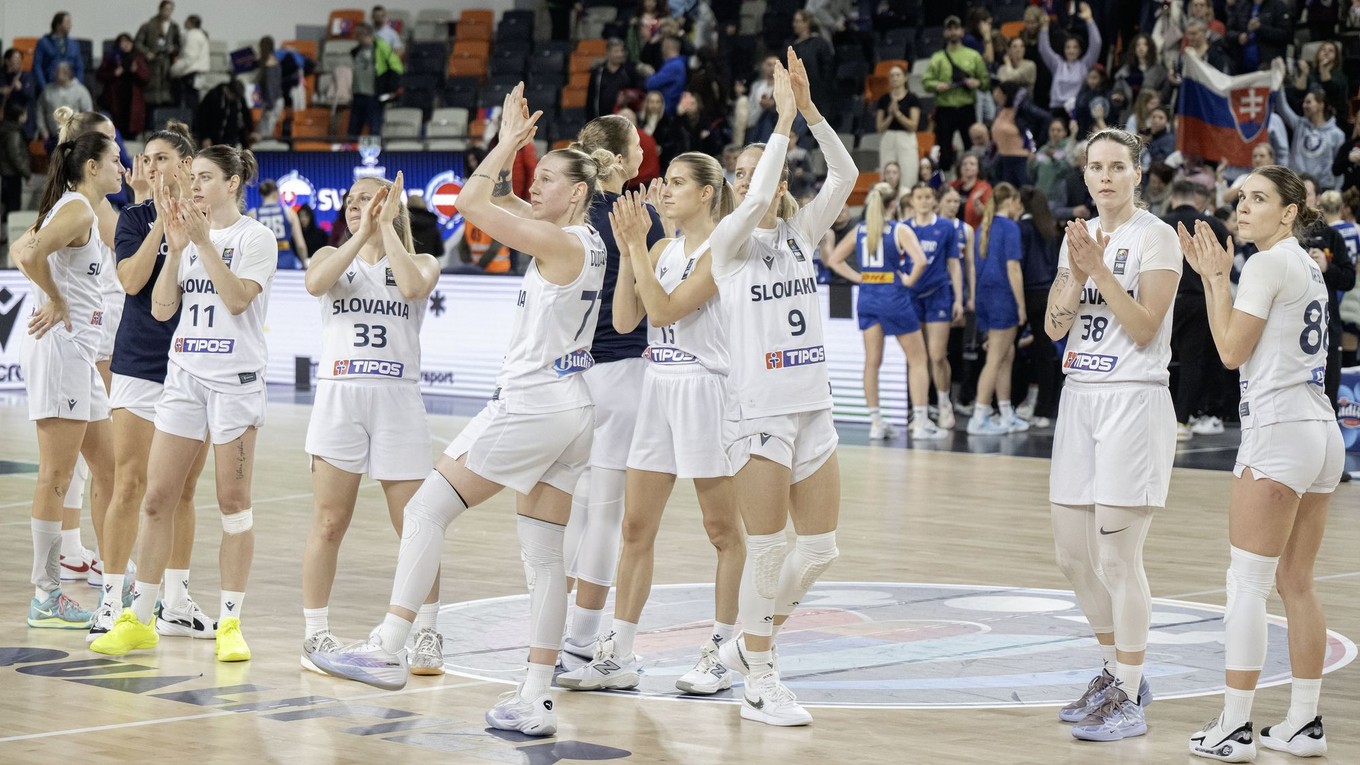 Slovenské basketbalistky ďakujú divákom po výhre 78:55 po zápase F-skupiny kvalifikácie ME 2025 Slovensko - Island.