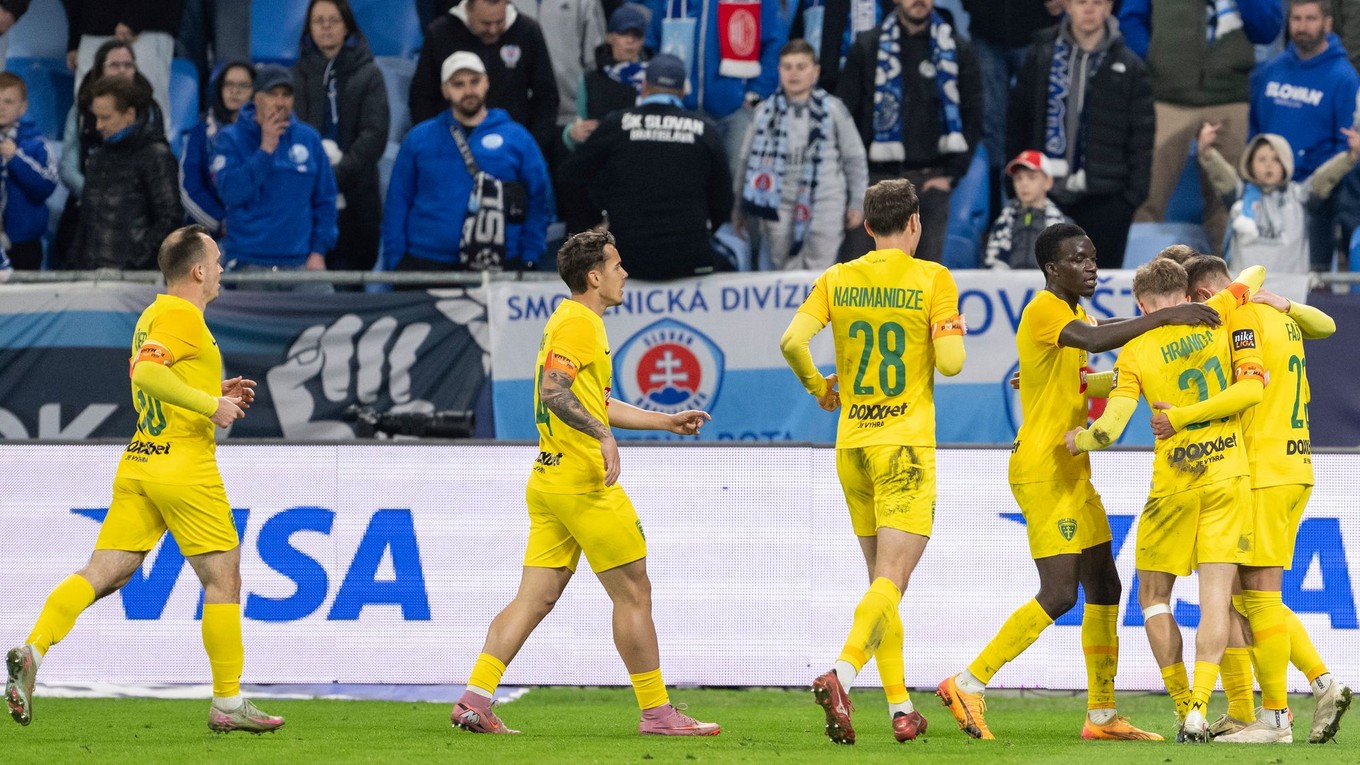 Gólová radosť Žilinčanov vo futbalovom zápase 2. kola nadstavby Niké ligy o titul medzi ŠK Slovan Bratislava - MŠK Žilina.