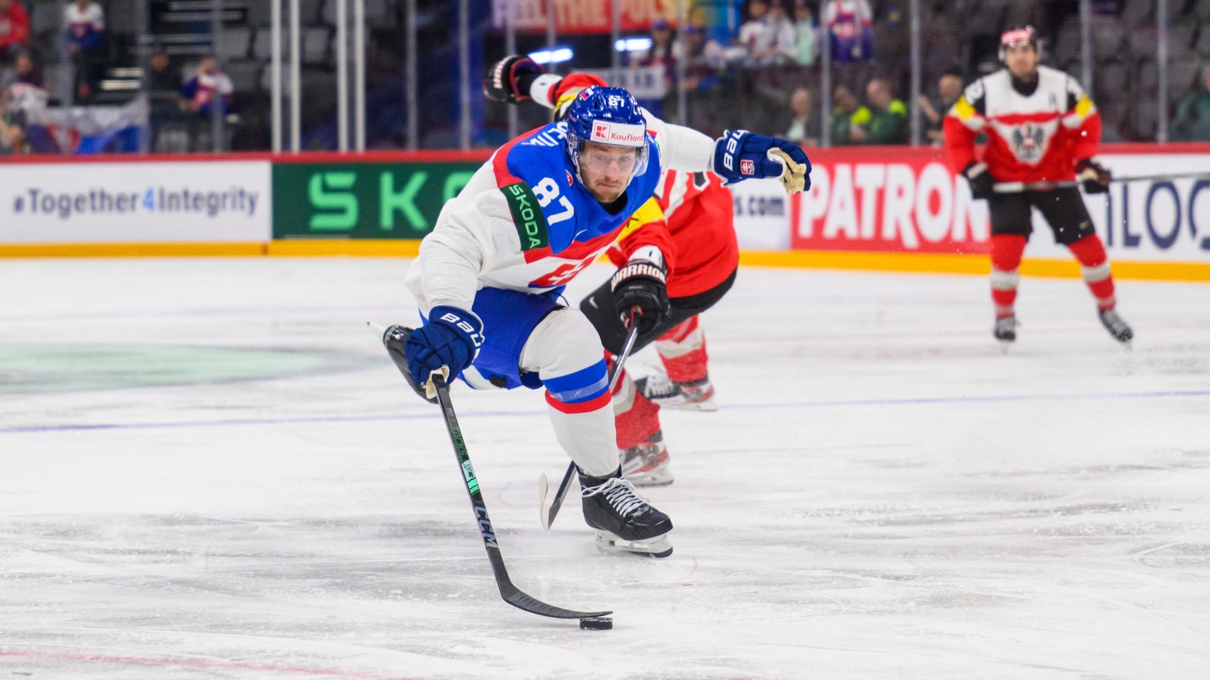 Pavol Regenda v zápase Slovensko - Rakúsko v skupine A na MS v hokeji 2025.
