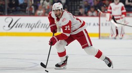 Dylan Larkin v drese Detroitu Red Wings.