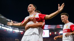 Hráč Stuttgartu Bilal El Khannouss (vpredu) oslavuje so spoluhráčmi po tom, ako strelil úvodný gól v zápase 2. kola nemeckej Bundesligy VfB Stuttgart – 1. FC Kolín.