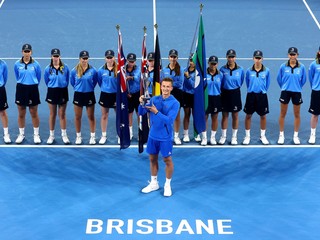 Jiří Lehečka s trofejou po víťazstve na turnaji ATP v Brisbane 2025.