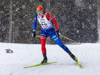 Anastasia Kuzminová počas šprintu žien na MS v biatlone 2025. 