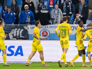 Gólová radosť Žilinčanov vo futbalovom zápase 2. kola nadstavby Niké ligy o titul medzi ŠK Slovan Bratislava - MŠK Žilina.
