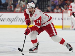 Dylan Larkin v drese Detroitu Red Wings.