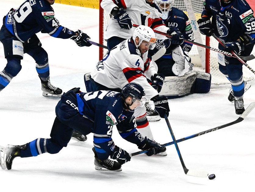 Markus Suchý (Poprad) a vpravo Wade Daniel Murphy (Slovan).