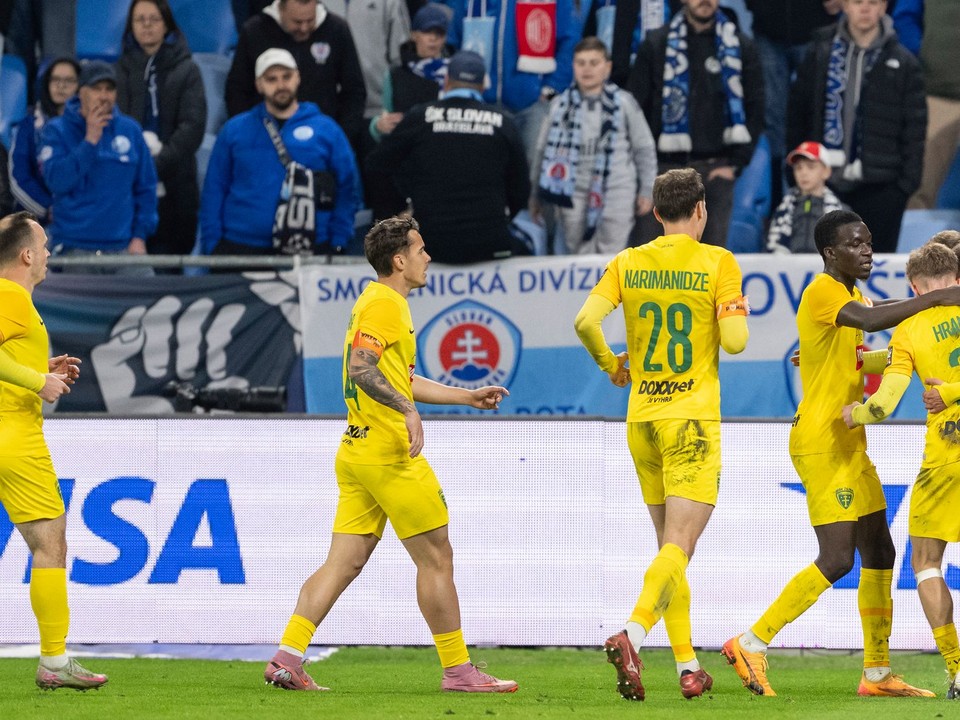 Gólová radosť Žilinčanov vo futbalovom zápase 2. kola nadstavby Niké ligy o titul medzi ŠK Slovan Bratislava - MŠK Žilina.