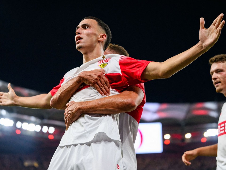Hráč Stuttgartu Bilal El Khannouss (vpredu) oslavuje so spoluhráčmi po tom, ako strelil úvodný gól v zápase 2. kola nemeckej Bundesligy VfB Stuttgart – 1. FC Kolín.
