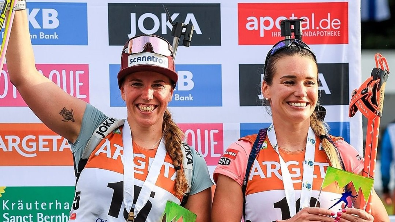 Lena Häckiová Grossová a Paulína Bátovská Fialková (vpravo) získali bronz na MS v letnom biatlone 2022.