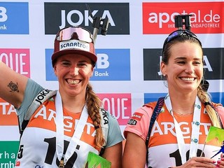 Lena Häckiová Grossová a Paulína Bátovská Fialková (vpravo) získali bronz na MS v letnom biatlone 2022.