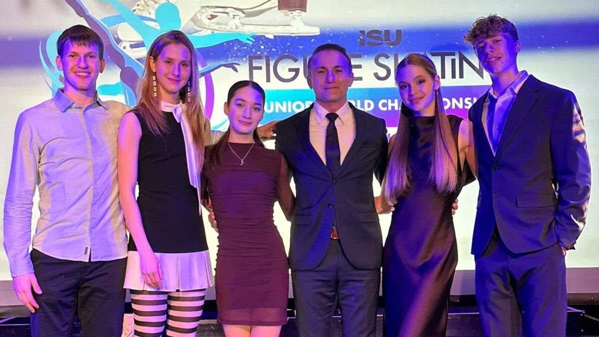 Slovenská výprava na bankete na MS juniorov v krasokorčuľovaní 2026 v Tallinne. 
Zľava Alex Války, Alica Lengyelová, Laura Hečková, prezident zväzu Peter Majerník, Lucia Štefanovová a Jacopo Boeris.
Lukáš Václavík a Dmitry Rudenko sa na bankete nezúčastnili.