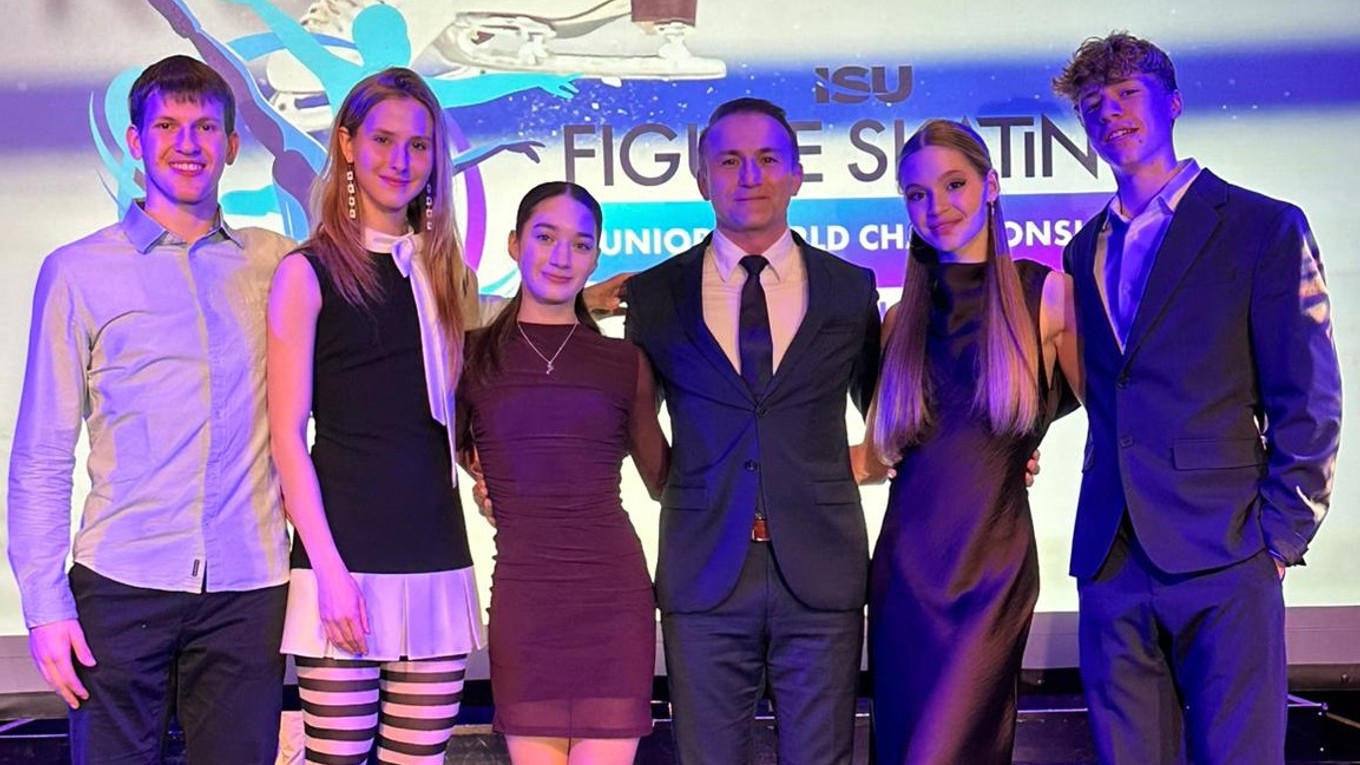 Slovenská výprava na bankete na MS juniorov v krasokorčuľovaní 2026 v Tallinne.
Zľava Alex Války, Alica Lengyelová, Laura Hečková, prezident zväzu Peter Majerník, Lucia Štefanovová a Jacopo Boeris.
Lukáš Václavík a Dmitry Rudenko sa na bankete nezúčastnili.