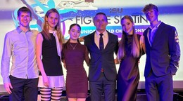 Slovenská výprava na bankete na MS juniorov v krasokorčuľovaní 2026 v Tallinne.
Zľava Alex Války, Alica Lengyelová, Laura Hečková, prezident zväzu Peter Majerník, Lucia Štefanovová a Jacopo Boeris.
Lukáš Václavík a Dmitry Rudenko sa na bankete nezúčastnili.