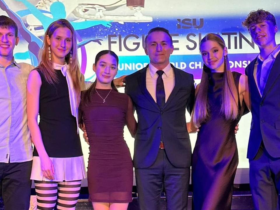 Slovenská výprava na bankete na MS juniorov v krasokorčuľovaní 2026 v Tallinne. 
Zľava Alex Války, Alica Lengyelová, Laura Hečková, prezident zväzu Peter Majerník, Lucia Štefanovová a Jacopo Boeris.
Lukáš Václavík a Dmitry Rudenko sa na bankete nezúčastnili.