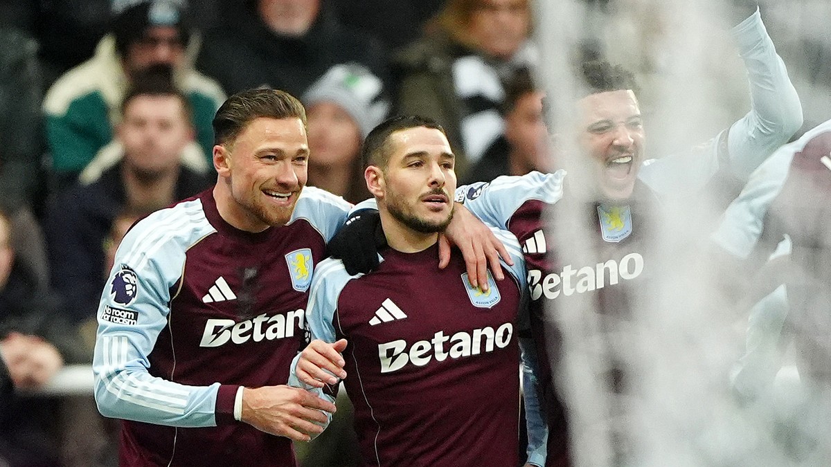 Emi Buendia (uprostred) z Aston Villa sa teší z gólu.