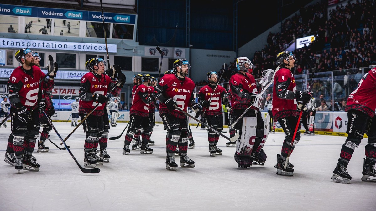 Oslavujúci hráči HC Sparta Praha.