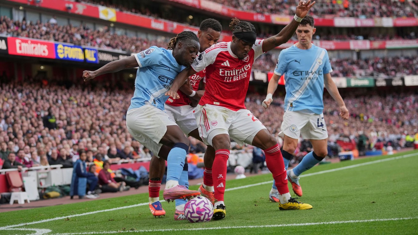 Noni Madueke (v strede) v súboji s hráčmi Manchestru City v zápase Premier League.
