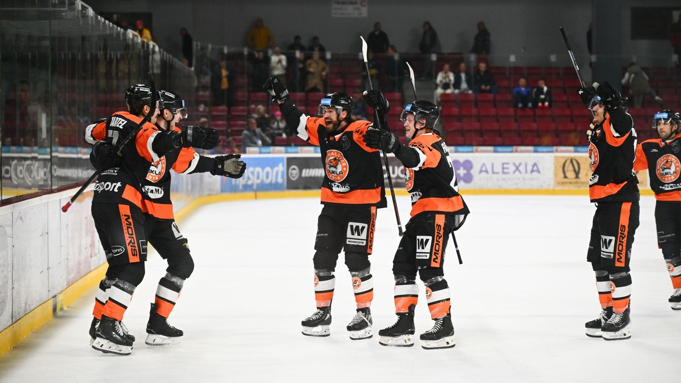 Hráči Michaloviec sa tešia z víťazného gólu.