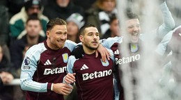 Emi Buendia (uprostred) z Aston Villa sa teší z gólu.