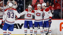 Juraj Slafkovský (vpravo) oslavuje gól so spoluhráčmi