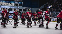 Oslavujúci hráči HC Sparta Praha.