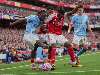 Noni Madueke (v strede) v súboji s hráčmi Manchestru City v zápase Premier League.