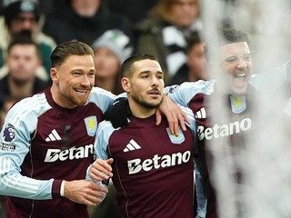 Emi Buendia (uprostred) z Aston Villa sa teší z gólu.
