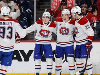 Juraj Slafkovský (vpravo) oslavuje gól so spoluhráčmi