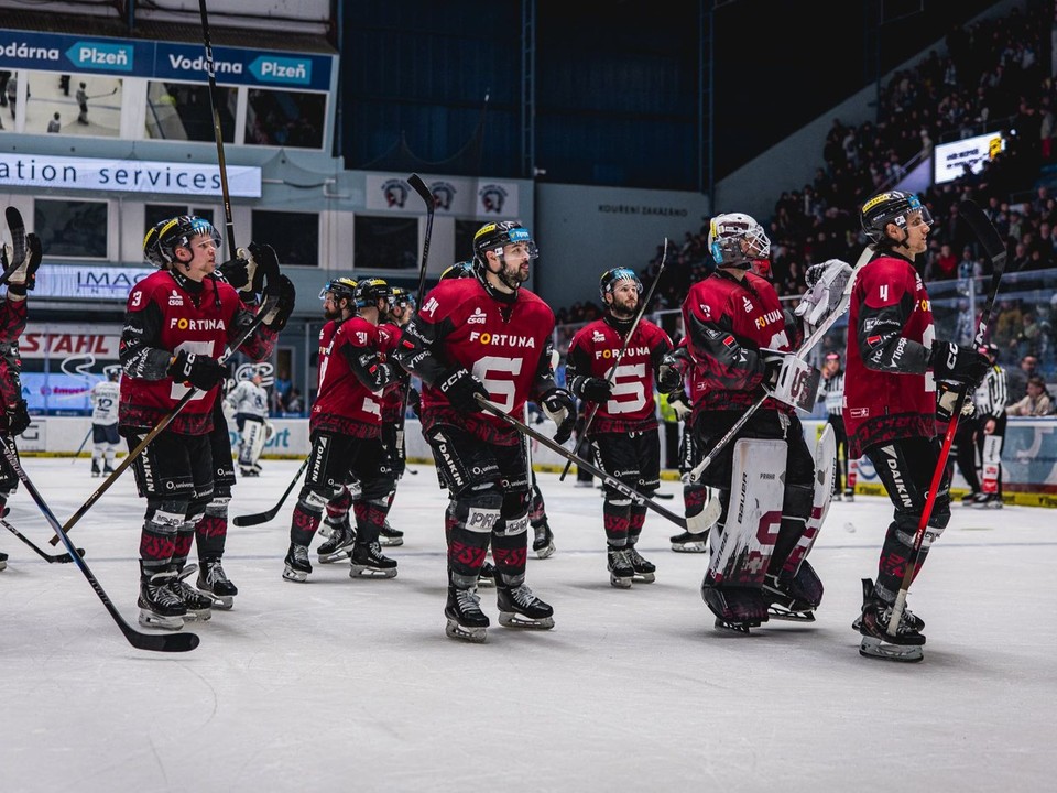 Oslavujúci hráči HC Sparta Praha.