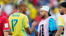 Fabinho (vľavo) a Neymar si podávajú ruky po skončení zápasu C-skupiny Brazília – Maroko na majstrovstvách sveta vo futbale