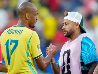 Fabinho (vľavo) a Neymar si podávajú ruky po skončení zápasu C-skupiny Brazília – Maroko na majstrovstvách sveta vo futbale