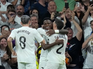 Vinícius Júnior, Dani Carvajal a Federico Valverde sa tešia po strelenom góle v zápase Real Madrid - Villareal CF v 9. kole La Ligy.