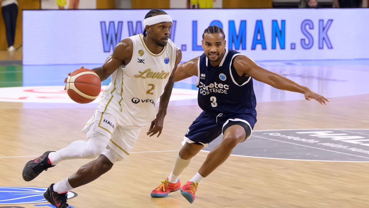 Zľava Tony Hicks (Levice) a Stephan Swenson (Oostende) bojujú o loptu
