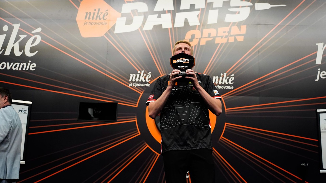 Wessel Nijman s trofejou po triumfe nad Robom Crossom vo finále Slovak Darts Open 2026. 