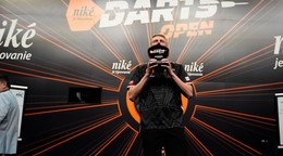 Wessel Nijman s trofejou po triumfe nad Robom Crossom vo finále Slovak Darts Open 2026.