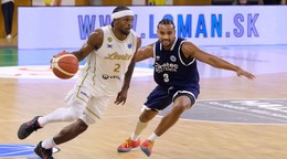 Zľava Tony Hicks (Levice) a Stephan Swenson (Oostende) bojujú o loptu