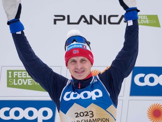 Nórsky bežec na lyžiach Simen Hegstad Krüger sa teší po zisku zlata v pretekoch na 15 km voľným spôsobom na MS v severskom lyžovaní 2023.