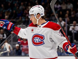 Juraj Slafkovský oslavuje gól.