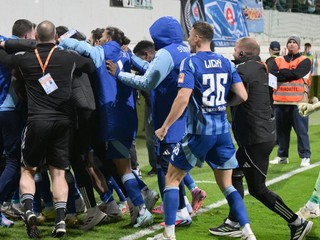 Radosť hráčov Slovana Bratislava po treťom góle v zápase 3. kola dohrávky Niké ligy vo futbale medzi KFC Komárno - ŠK Slovan Bratislava.