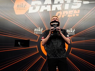 Wessel Nijman s trofejou po triumfe nad Robom Crossom vo finále Slovak Darts Open 2026.