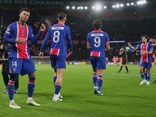 Futbalisti PSG oslavujú gól do siete Barcelony.
