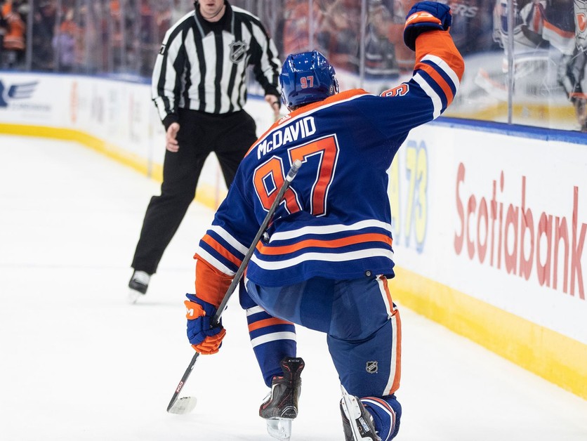 Connor McDavid oslavuje gól.