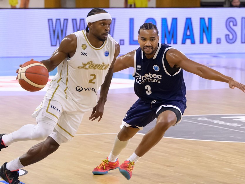 Zľava Tony Hicks (Levice) a Stephan Swenson (Oostende) bojujú o loptu
