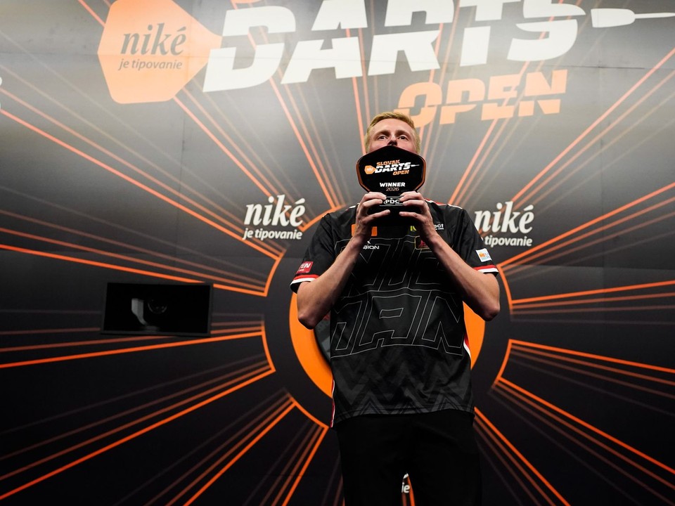 Wessel Nijman s trofejou po triumfe nad Robom Crossom vo finále Slovak Darts Open 2026. 