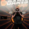 Wessel Nijman s trofejou po triumfe nad Robom Crossom vo finále Slovak Darts Open 2026.