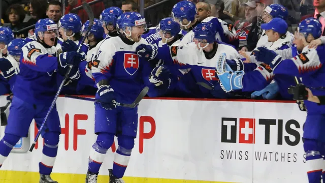 Slovenskí hokejisti sa tešia po strelenom góle v zápase Slovensko - USA na MS v hokeji do 20 rokov 2023.