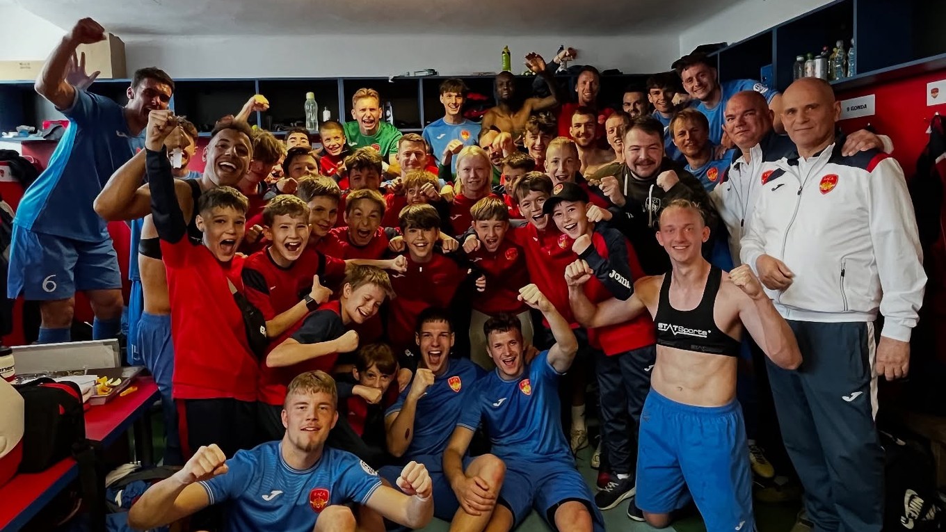 Radosť hráčov FK Rača po výhre nad Interom Bratislava v III. lige Západ.