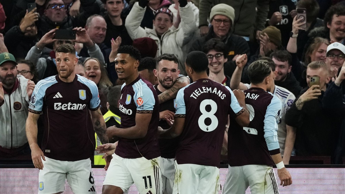 Aston Villa oslavuje gól. 