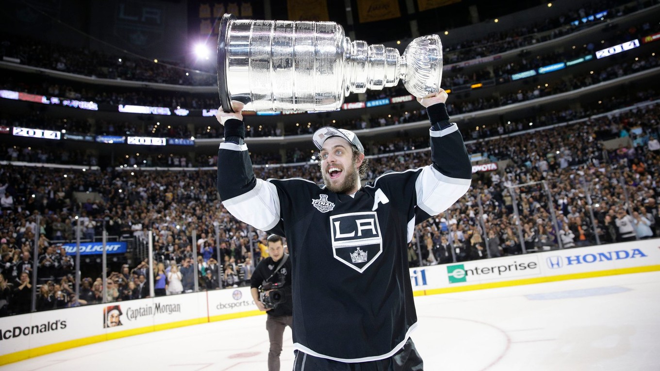 Anže Kopitar v drese LA Kings dvíha nad hlavu Stanleyho pohár.